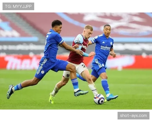 沙勒罗瓦中场核心闪耀赛场,精准组织助力球队逆转取胜 沙勒罗瓦中场核心闪耀赛场,精准组织助力球队逆转取胜