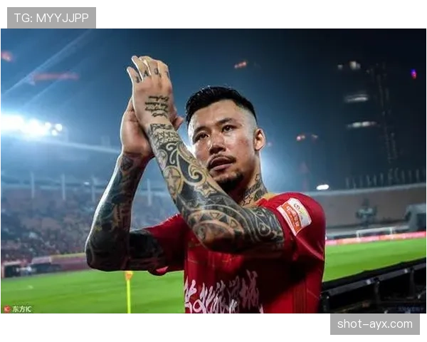 张琳芃逛街那反差也太带劲了，外表大叔遛弯感，包里像揣着一间奢侈品小店